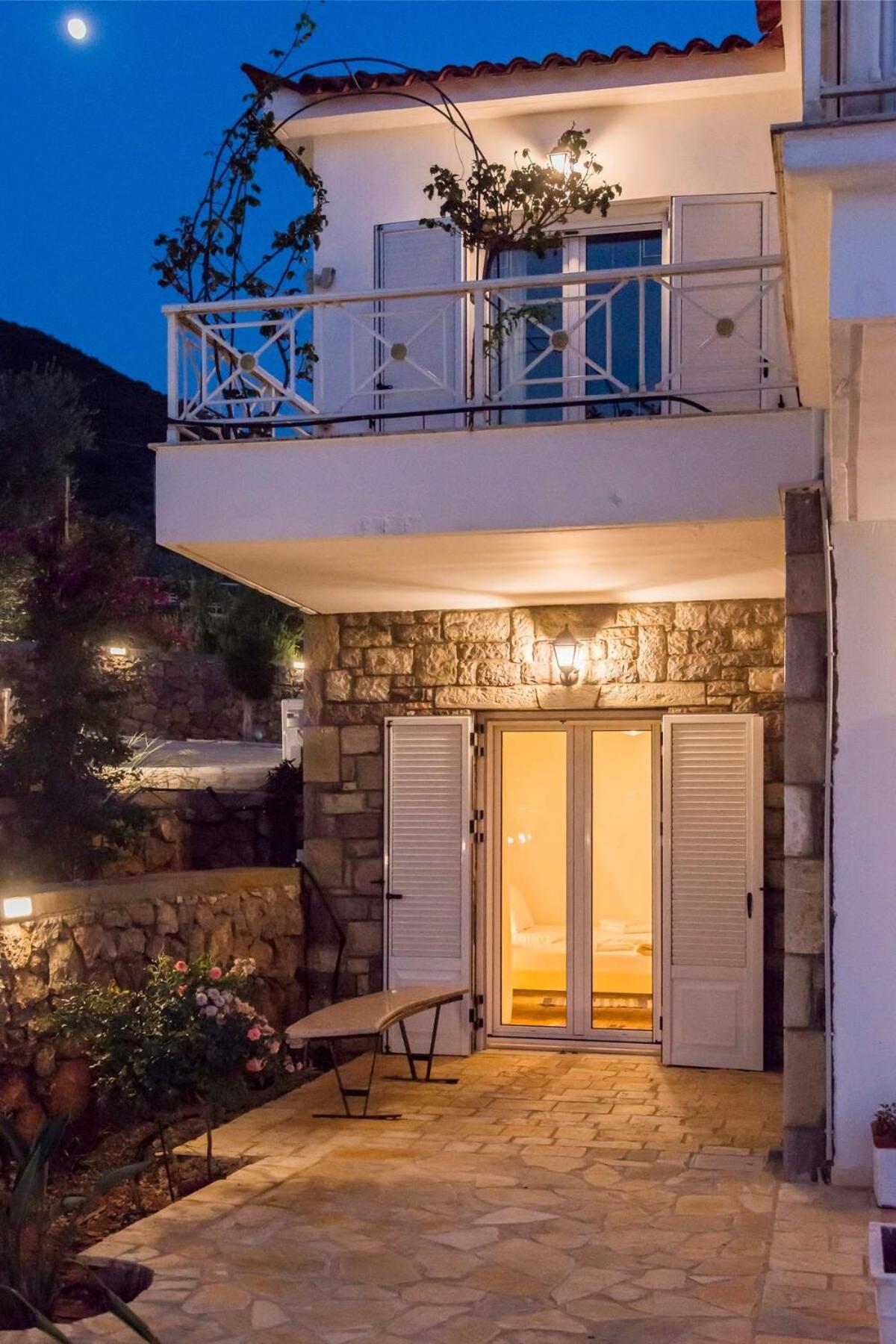 Villa Needa'S - Emotions House Crystal Pool Mikrá Mandínia Exteriér fotografie